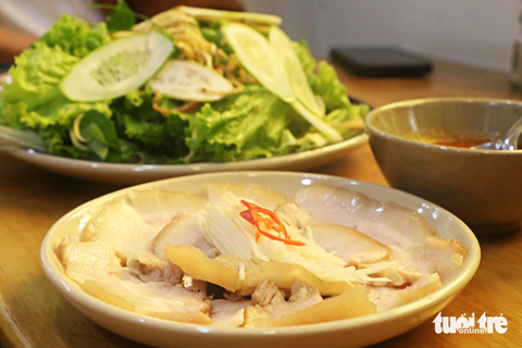 Đem món ăn khu chợ cũ Quảng Ngãi vào TP.HCM để khi thèm khỏi đi đi về về - Ảnh 8. Món thịt luộc chấm mắm cái (mắm nêm) với phần rau tươi, có nhiều loại đặc trưng của miền Trung như hẹ cát, húng lủi Quảng Ngãi - Ảnh: THÁI THÁI