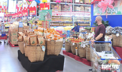 Lễ 2-9: Thực phẩm dồi dào, bánh trung thu, gạo... được giảm giá đến 50% - Ảnh 2. Với lượng hàng đầy ắp, nhiều khuyến mãi, hiện các siêu thị đã sẵn sàng cho dịp lễ 2-9 - Ảnh: N.TRÍ