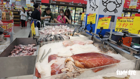 Lễ 2-9: Thực phẩm dồi dào, bánh trung thu, gạo... được giảm giá đến 50% - Ảnh 3. Với nguồn cung dồi dào, nhiều sản phẩm tươi sống sẽ được siêu thị bán ra với mức giá tốt dịp lễ - Ảnh: N.TRÍ