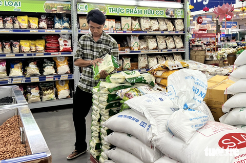 Lễ 2-9: Thực phẩm dồi dào, bánh trung thu, gạo... được giảm giá đến 50% - Ảnh 4. Nguồn cung gạo trên thị trường hiện vẫn khá dồi dào - Ảnh: N.TRÍ