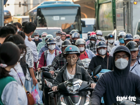 Đường Hà Nội đông như 'nêm', tắc cứng khi người dân đổ về quê nghỉ lễ 2-9 - Ảnh 5. Giao thông trên đường Khuất Duy Tiến, Thanh Xuân, Hà Nội - Ảnh: PHẠM TUẤN