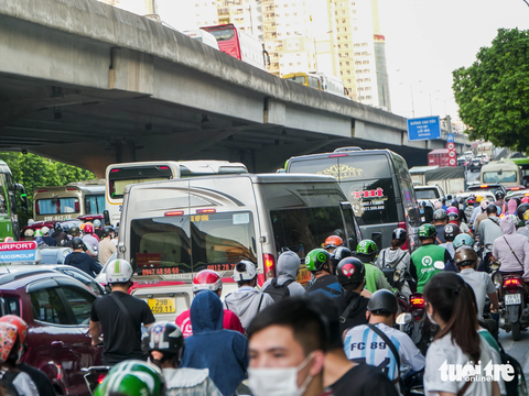 Đường Hà Nội đông như 'nêm', tắc cứng khi người dân đổ về quê nghỉ lễ 2-9 - Ảnh 8. Lối lên vành đai 3 trên cao chi chít xe cộ, ùn tắc kéo dài - Ảnh: PHẠM TUẤN