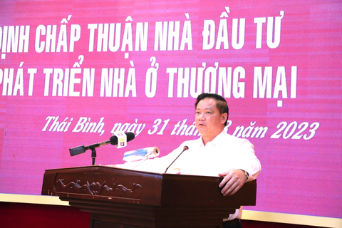 Lộ diện nhiều đô thị ngàn tỉ được đầu tư tại Thái Bình, Long An - Ảnh 1. Chủ tịch UBND tỉnh Thái Bình phát biểu tại lễ trao chứng nhận đầu tư 3 khu đô thị ngàn tỉ tại TP Thái Bình - Ảnh: B.N.