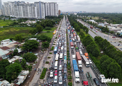 Nhiều đường ở TP.HCM bít bùng xe cộ trước ngày nghỉ lễ - Ảnh 1. Dù chưa vào ngày nghỉ lễ chính thức nhưng xe cộ đã "chật như nêm" trên đường Mai Chí Thọ (đoạn gần nút giao An Phú) - Ảnh: CHÂU TUẤN