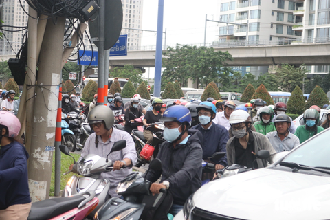 Nhiều đường ở TP.HCM bít bùng xe cộ trước ngày nghỉ lễ - Ảnh 6. Trên đường Võ Nguyên Giáp với đường 24 (TP Thủ Đức), xe máy và ôtô chen chút nhau, nhích từng chút - Ảnh: TIẾN QUỐC