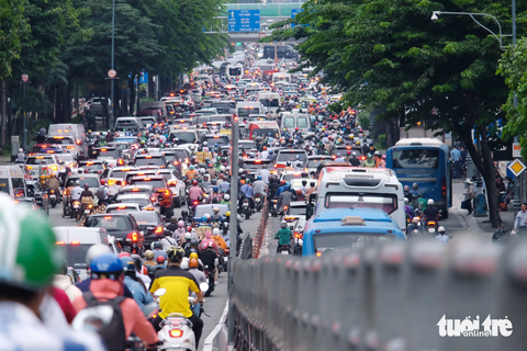 Nhiều đường ở TP.HCM bít bùng xe cộ trước ngày nghỉ lễ - Ảnh 7. Xe cộ ùn ứ gần cầu vượt Lăng Cha Cả, đoạn dẫn về đường Hoàng Văn Thụ (quận Tân Bình, TP.HCM) - Ảnh: PHƯƠNG NHI