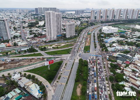 Nhiều đường ở TP.HCM bít bùng xe cộ trước ngày nghỉ lễ - Ảnh 9. Xe cộ từ nhiều hướng đổ dồn về nút giao An Phú khiến tình trạng giao thông "căng thẳng" trước ngày nghỉ lễ - Ảnh: CHÂU TUẤN