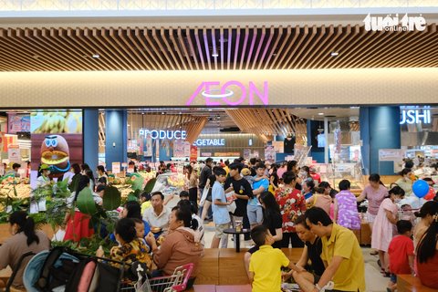 Siêu thị AEON vừa được khai trương thu hút nhiều người dân đến mua sắm, giúp thành phố mới Bình Dương ngày càng đông vui hơn - Ảnh: T.D. Siêu thị AEON vừa được khai trương thu hút nhiều người dân đến mua sắm, giúp thành phố mới Bình Dương ngày càng đông vui hơn - Ảnh: T.D.