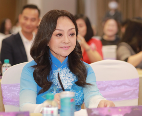 Dù ở tuổi 67, Hương Lan vẫn thường xuyên đi diễn ở các tiểu bang tại Mỹ, nhận show ở châu Úc, châu Âu, Việt Nam - Ảnh: BTC Dù ở tuổi 67, Hương Lan vẫn thường xuyên đi diễn ở các tiểu bang tại Mỹ, nhận show ở châu Úc, châu Âu, Việt Nam - Ảnh: BTC