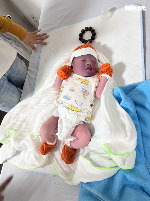 Bé trai sơ sinh nặng 4 kg bị bỏ rơi trong nhà vệ sinh khoa sản tại TP Tân Uyên, tỉnh Bình Dương - Ảnh: T.D. Bé trai sơ sinh nặng 4kg bị bỏ rơi trong nhà vệ sinh khoa sản tại TP Tân Uyên, tỉnh Bình Dương - Ảnh: T.D.