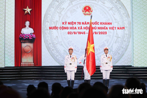 Chủ tịch nước Võ Văn Thưởng: Cách mạng Tháng Tám là bước ngoặt vĩ đại, trang sử vàng chói lọi - Ảnh 7. Lễ chào cờ trước chương trình kỷ niệm - Ảnh: NGUYỄN KHÁNH