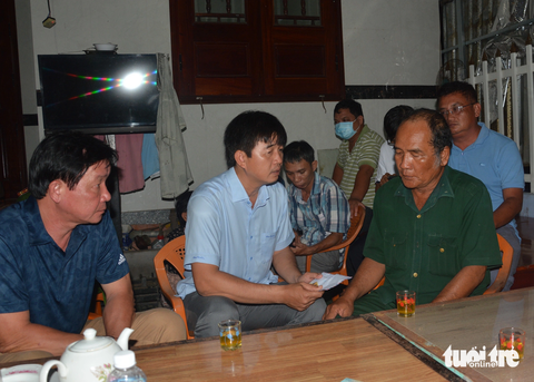 Vụ cháy ở Phan Thiết: “Đi giao nước về là lao ra cứu người, không ngờ con đi luôn” - Ảnh 2. Ông Phan Nguyễn Hoàng Tân - chủ tịch UBND TP Phan Thiết (giữa) - thăm hỏi, động viên thân nhân anh Nguyễn Hữu Đốn - Ảnh: ĐỨC TRONG