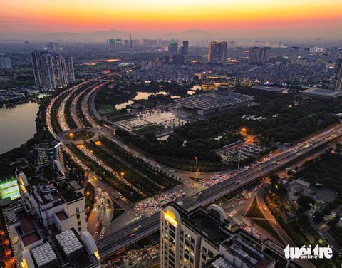 Đường Hà Nội ùn tắc đến nửa đêm trước kỳ nghỉ lễ - Ảnh 2. Từ cuối giờ chiều, đại lộ Thăng Long đã ùn tắc kéo dài theo hướng vào trung tâm thành phố - Ảnh: HỒNG QUANG