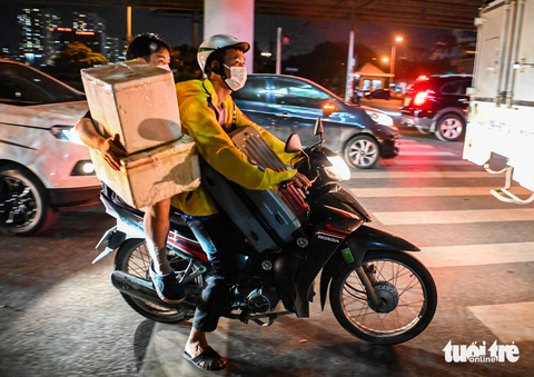 Đường Hà Nội ùn tắc đến nửa đêm trước kỳ nghỉ lễ - Ảnh 10. Nhiều người mang lỉnh kỉnh đồ đạc để trở về nhà trong kỳ nghỉ lễ kéo dài 4 ngày - Ảnh: HỒNG QUANG