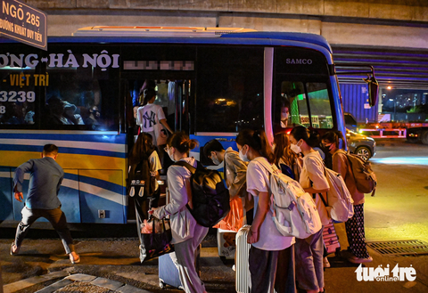 Đường Hà Nội ùn tắc đến nửa đêm trước kỳ nghỉ lễ - Ảnh 13. Khi xe khách đỗ lại, nhiều người lập tức ùa ra để lên xe. Giao thông qua tuyến đường này vì thế trở nên hỗn loạn - Ảnh: HỒNG QUANG