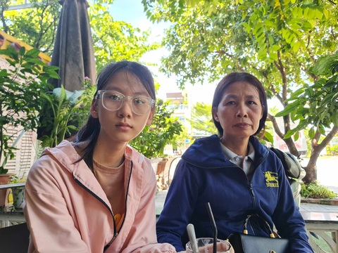Giấy chứng sinh nhầm giới tính, cải chính xong ai cũng hạnh phúc - Ảnh 1. Sau 14 năm, Hồng trở lại giới tính thật của mình trên giấy tờ - Ảnh: TRẦN MAI