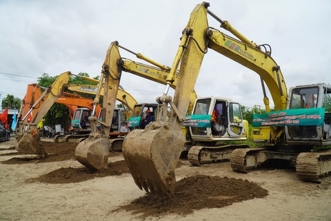 Đón nhà máy về miền Tây - Ảnh 4. Đầu tháng 8-2023, Khu công nghiệp Phú Thuận (huyện Bình Đại, tỉnh Bến Tre) chính thức khởi công. Khi đi vào sử dụng, nếu được lấp đầy sẽ giải quyết cho khoảng 30.000 lao động - Ảnh: MẬU TRƯỜNG
