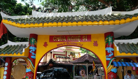 Cổng Chùa Nghệ sĩ được chỉnh trang, sơn sửa - Ảnh: LINH ĐOAN Cổng chùa Nghệ sĩ được chỉnh trang, sơn sửa - Ảnh: LINH ĐOAN
