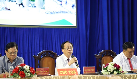 Đổi số điện thoại đường dây nóng chủ tịch UBND tỉnh Bạc Liêu, chuyển Văn phòng quản lý - Ảnh 1. Chủ tịch UBND tỉnh Bạc Liêu Phạm Văn Thiều (giữa) tại buổi đối thoại với nông dân trong tỉnh được tổ chức sáng 29-8 - Ảnh: CHÍ QUỐC