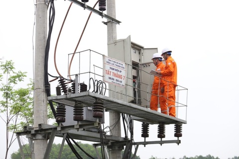 EVNNPC đảm bảo cung cấp điện Lễ Quốc khánh - Ảnh 1. Công ty Điện lực Phú Thọ tăng cường công tác kiểm tra lưới điện