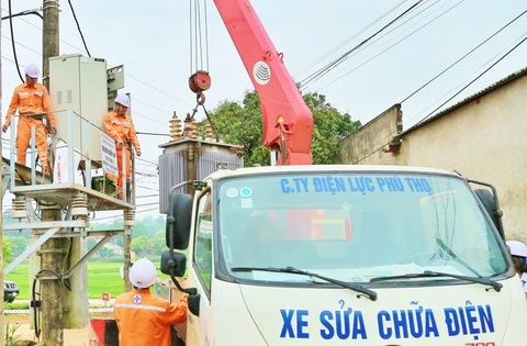 EVNNPC đảm bảo cung cấp điện Lễ Quốc khánh - Ảnh 3. Công ty Điện lực Phú Thọ thực hiện hoán chuyển, nâng công suất MBA