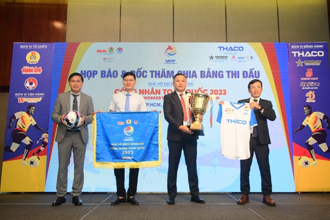 Công nhân toàn quốc vào ngày hội bóng đá - Ảnh 1. Ban tổ chức giới thiệu các vật phẩm gồm bóng thi đấu, cờ thi đấu, cúp vô địch và áo đấu tại Giải vô địch Bóng đá công nhân toàn quốc 2023. Từ trái sang phải: ông Trần Anh Tú - phó chủ tịch VFF, ông Nguyễn Mạnh Kiên - phó trưởng Ban Tuyên giáo Tổng liên đoàn Lao động Việt Nam, ông Nguyễn Thanh Đức - chủ tịch HĐQT Vietnews Media, ông Trần Xuân Toàn - phó tổng biên tập báo Tuổi Trẻ - Ảnh: QUANG ĐỊNH