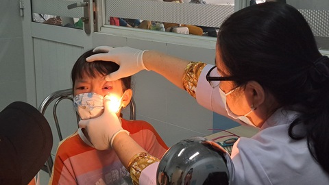 TP.HCM: Nhiều trẻ đau mắt đỏ kèm xuất huyết, làm sao không bị lây? - Ảnh 3. Thời gian gần đây, Bệnh viện Nhi đồng 2 (TP.HCM) ghi nhận nhiều trẻ bị viêm kết mạc (hay còn gọi là đau mắt đỏ) - Ảnh: N.T.