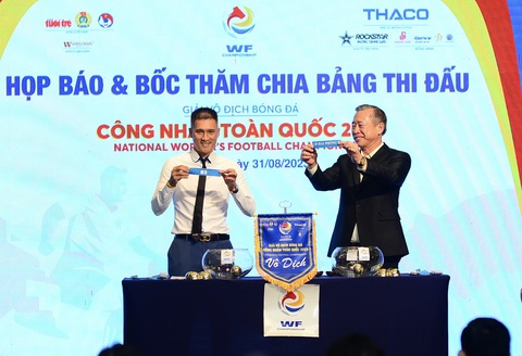 Công nhân toàn quốc vào ngày hội bóng đá - Ảnh 4. Cựu tiền đạo lừng danh tuyển Việt Nam Lê Công Vinh (trái), và ông Phạm Văn Tài - tổng giám đốc Công ty cổ phần Tập đoàn Trường Hải - THACO, bốc thăm chia bảng thi đấu khu vực 1 Hải Phòng của Giải vô địch Bóng đá công nhân toàn quốc 2023 - Ảnh: QUANG ĐỊNH
