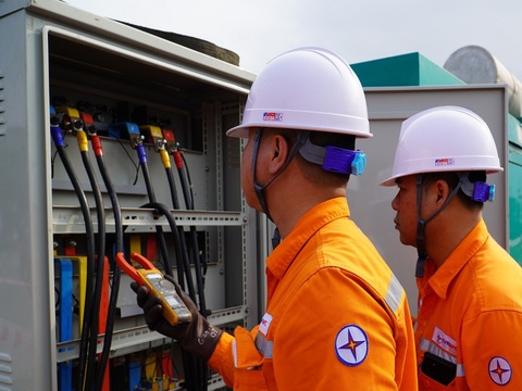 EVNNPC đảm bảo cung cấp điện Lễ Quốc khánh - Ảnh 2. Điện lực TP. Hạ Long kiểm tra thông số kỹ thuật, đảm bảo cung cấp điện an toàn, liên tục