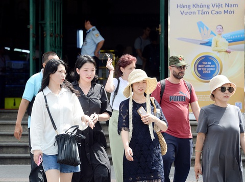 8 tháng đầu năm 2023, TP.HCM đón hơn 2,7 triệu lượt khách quốc tế - Ảnh: TỰ TRUNG 8 tháng đầu năm 2023, TP.HCM đón hơn 2,7 triệu lượt khách quốc tế - Ảnh: TỰ TRUNG