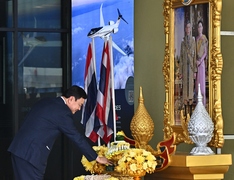 Ông Thaksin cúi lạy chân dung Quốc vương Thái Lan ngay sau khi về nước hôm 22-8 - Ảnh: REUTERS Ông Thaksin cúi lạy chân dung Quốc vương Thái Lan ngay sau khi về nước hôm 22-8 - Ảnh: REUTERS