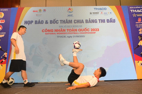 Công nhân toàn quốc vào ngày hội bóng đá - Ảnh 6. VĐV tâng bóng nghệ thuật Phạm Trọng Thy (Thy Freestyle Football) khiến buổi lễ sôi động với phần trình diễn ấn tượng - Ảnh: QUANG ĐỊNH