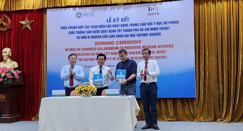 HCDC hợp tác với Đại học Oxford để nâng cao năng lực kiểm soát bệnh tật - Ảnh 1. Ông Dương Anh Đức (bìa trái) chứng lễ ký kết giữa HCDC và OUCRU - Ảnh: H.YẾN
