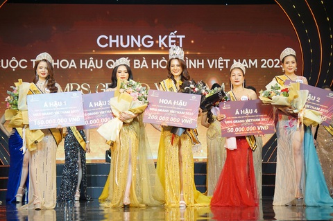 Hoa hậu Đoàn Thị Thu Hằng (giữa) và bốn á hậu - Ảnh: T.ĐIỂU Hoa hậu Đoàn Thị Thu Hằng (giữa) và bốn á hậu - Ảnh: T.ĐIỂU