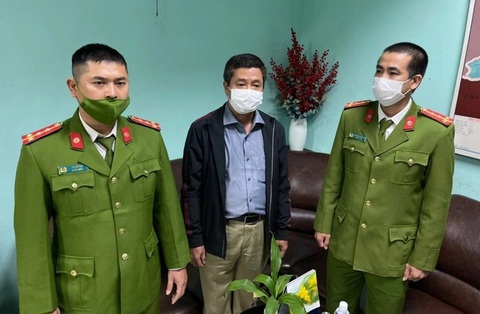 Nguyên giám đốc CDC Huế bị phục hồi điều tra, không còn làm việc - Ảnh 1. Ông Hoàng Văn Đức (giữa) - nguyên giám đốc CDC Thừa Thiên Huế - khi bị bắt đầu năm 2022 - Ảnh: MẠNH HÙNG