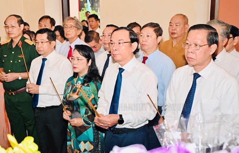 Đoàn đại biểu TP.HCM dâng hương tưởng niệm Chủ tịch Hồ Chí Minh và Chủ tịch Tôn Đức Thắng - Ảnh 2. Đạo đức và phong cách của Chủ tịch Hồ Chí Minh là tài sản vô cùng quý báu của toàn Đảng, toàn quân và toàn dân - Ảnh: L.H.
