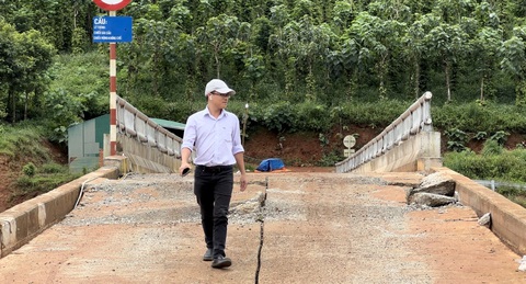 Sự cố sạt trượt khiến đập tràn hồ Đắk N'ting bị dịch chuyển, nâng lên. Ảnh chụp chiều 30-8 - Ảnh: MINH PHƯƠNG Sự cố sạt trượt khiến đập tràn hồ Đắk N'ting bị dịch chuyển. Ảnh chụp chiều 30-8 - Ảnh: MINH PHƯƠNG