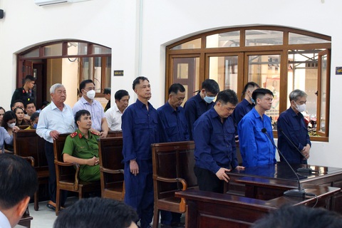 Nguyên giám đốc sở trong vụ ‘xà xẻo’ đất công ở Đồng Nai lãnh án tù - Ảnh 1. Các bị cáo trong vụ 'xà xẻo' đất công dự án khu dân cư Phước Thái nghe tuyên án - Ảnh: A LỘC