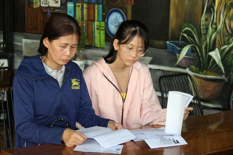Giấy chứng sinh nhầm giới tính, cải chính xong ai cũng hạnh phúc - Ảnh 3. Tròn ba tháng từ lúc phát hiện con sai giới tính, bà Phượng đã nhận được văn bản cho phép làm lại giấy khai sinh đúng với giới tính nữ của Hồng - Ảnh: TRẦN MAI