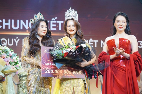 Khoánh khắc Đoàn Thị Thu Hằng nhận vương miện hoa hậu do Hoa hậu Quý bà hòa bình thế giới Phan Kim Oanh, Á hậu Thụy Vân trao - Ảnh: T.ĐIỂU Khoánh khắc Đoàn Thị Thu Hằng nhận vương miện hoa hậu do Hoa hậu Quý bà hòa bình thế giới Phan Kim Oanh, á hậu Thụy Vân trao - Ảnh: T.ĐIỂU