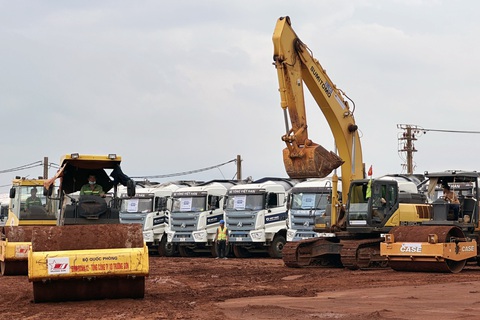 Thủ tướng Chính phủ dự lễ khởi công nhà ga sân bay Long Thành - Ảnh 3. Xe cộ tập trung tại công trường chuẩn bị khởi công nhà gà hành khách sân bay Long Thành - Ảnh: CÔNG TRUNG