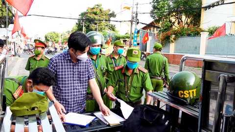 Cần Thơ đảm bảo an ninh trật tự, an toàn giao thông dịp lễ 2-9 - Ảnh 1. Ban An toàn giao thông thành phố kiểm tra đảm bảo trật tự an toàn giao thông tại quận Ninh Kiều, TP Cần Thơ. Ảnh: M.N