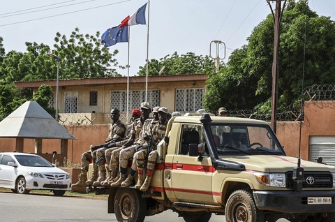 Một nhóm binh sĩ Niger tuần tra ngang Đại sứ quán Pháp ở Niamey, ngày 28-8 - Ảnh: AFP Một nhóm binh sĩ Niger tuần tra ngang Đại sứ quán Pháp ở Niamey, ngày 28-8 - Ảnh: AFP
