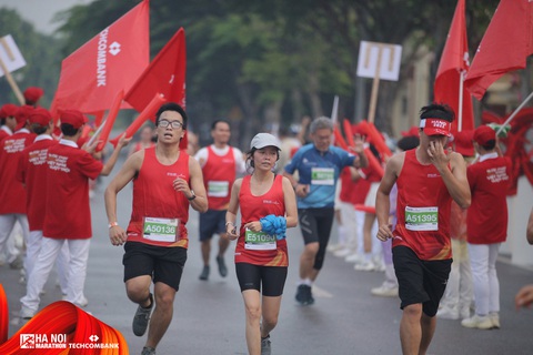 30 KOLs 'làm nóng' Giải Hà Nội Marathon Techcombank mùa thứ 2 - Ảnh 3. Giải Hà Nội Marathon Techcombank mùa thứ 2 là ngày hội của những người đam mê chạy bộ - Ảnh: NVCC