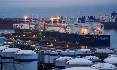 Tàu hàng Nikolay Urvantsev hạ các container chứa LNG xuống cảng Bilbao (Tây Ban Nha) hồi tháng 3-2022 - Ảnh: REUTERS Tàu hàng Nikolay Urvantsev hạ các container chứa LNG xuống cảng Bilbao (Tây Ban Nha) hồi tháng 3-2022 - Ảnh: REUTERS