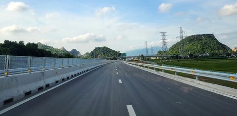 Cho xe đi vào cao tốc quốc lộ 45 - Nghi Sơn và Nghi Sơn - Diễn Châu từ 1-9 - Ảnh 6. Đến nay tuyến cao tốc Bắc - Nam phía Đông đã nối thông từ Chi Lăng (Lạng Sơn) đến Diễn Châu (Nghệ An) - Ảnh: TRUNG ĐẶNG