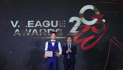 Hoàng Đức là cầu thủ xuất sắc nhất V-League 2023 - Ảnh 1. Hoàng Đức nhận danh hiệu Cầu thủ xuất sắc nhất V-League 2023 - Ảnh: MINH ĐỨC