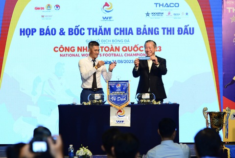 THACO tài trợ 3 năm cho Giải bóng đá công nhân toàn quốc - Ảnh 3. Ông Phạm Văn Tài (phải) cùng cựu tuyển thủ Lê Công Vinh bốc thăm cho Giải vô địch bóng đá công nhân toàn quốc 2023 - Ảnh: QUANG ĐỊNH