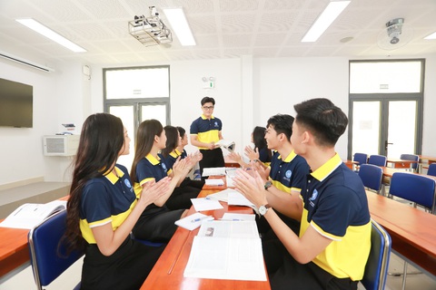 Đại học Liên kết quốc tế UFM: Khẳng định giá trị học thuật và sự phấn đấu - Ảnh 1. Hình ảnh tư liệu: Sinh viên liên kết quốc tế học nhóm tại lớp học.