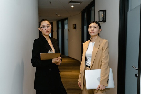 Sếp hơi ghét mình, làm sao đây? - Ảnh 2. Đôi khi sếp lạnh lùng không phải do bạn - Ảnh: Pexels.